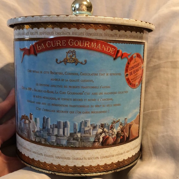 🦋Vintage Biscuit Tin - Picture 3 of 6